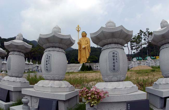 지장보살상 앞 광장에 마련된 납골묘들이 안정된 모습이다. 